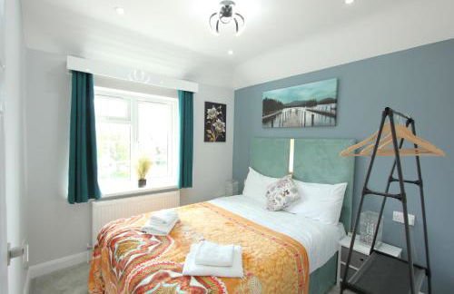 Deluxe 3 Bedroom 2 Bath House &Parking by CozyNest - Photo 2