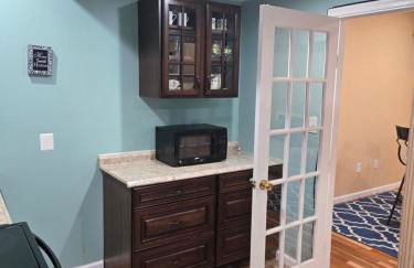 Beautiful 1BR Walkout Fenced & Gated Villa - Photo 19