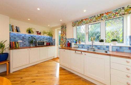 Cosy 3 Bedroom House near River Thames - Pass the Keys - Photo 13