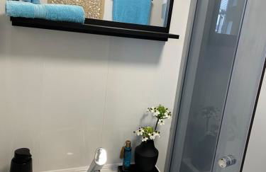 TINY-HOUSE mit Alpen- Stadt- und Poolblick , WLAN - Foto 12