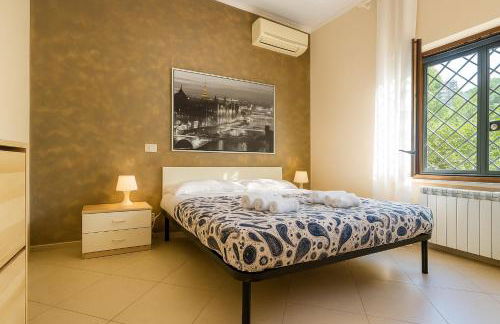 Free parking 5 minutes from the bus stop - Foto 2