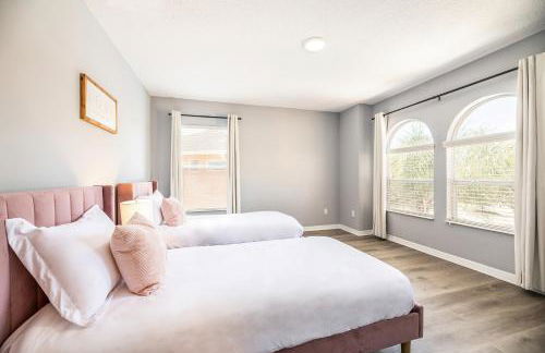 Family Retreat 6BR Villa with Private Pool, Spa & Theater near Disney - Foto 34