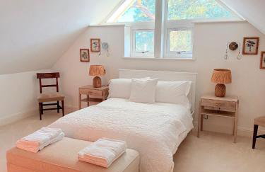 Luxury Villa with Beach Hut and Hot Tub - Photo 3