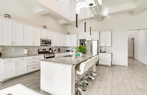 Poolside and Hot Tub Lounging Luxe Rio Rancho Home - Foto 8