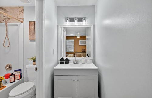 Serenity Landing - 5 Minutes To Airport - Sleeps 6 - Foto 17