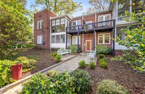 Luxurious Myers Park Living with Screened Porch - Foto 26