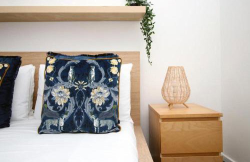 Peaceful 3 Bed Flat with Parking and Balcony by CTO Serviced Apartments - Foto 9