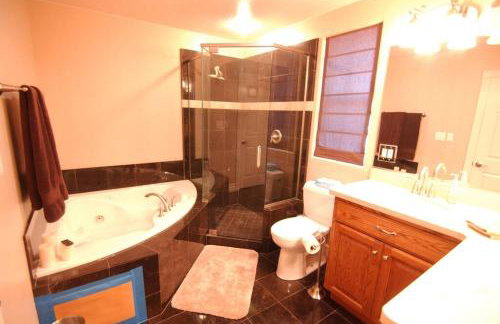 Tacit Shadow Resort Aviator Queen Suite, Gym, Coffee Bar, Hot-Tub, Free Laundry, Food Available - Foto 24