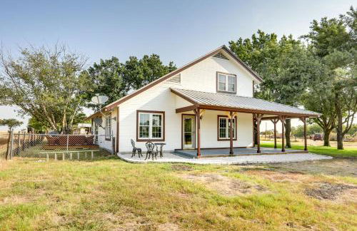 Remodeled Farmhouse on 18 Acres 8 Mi to Elgin! - Foto 24