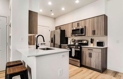 Boulevard Stays Chic 1BR Near Stadium Pool Access Gym & Free Parking - Photo 19