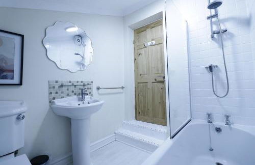 Stylish & Cosy Stay 2-Bed House Train Station Hospital Garden Fast WiFi - Foto 19