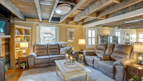 Walk to Beach Historical Fredericksburg Home - Foto 4