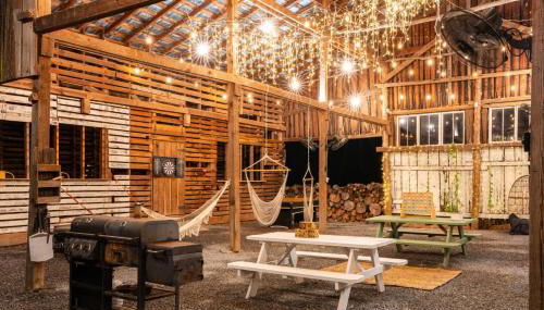 Meadow View Romantic Nature Stay w Barn, Outdoor Tub and Sauna - Foto 3