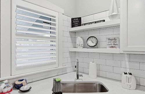 Charming Home in the Highlands W Private Backyard - Foto 11