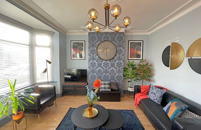 Spacious 3-Bedroom House with Parking - Photo 8