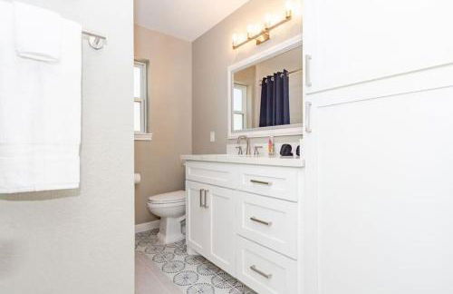 Bay Breeze Escape - 3BR Home with Game Room, Huge Backyard, Patio & Minutes from Boardwalk - Foto 29