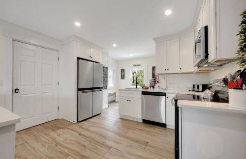 Main House - 3 Story 5 Bed 3 Bath Private Deck Courtyard Pet Friendly fee applies - Photo 17