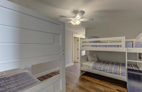 Lakefront Family Home for 12 w Picturesque Views & Patio - Foto 31