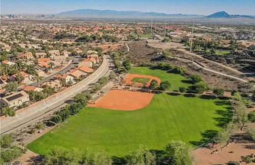 Stunning 4BR Getaway w Pool, Hot Tub, & Firepit - Foto 37