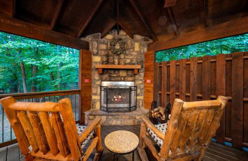 Rustic Family Getaway - Pool Table, Hot Tub, Pets, Great Location - Photo 13