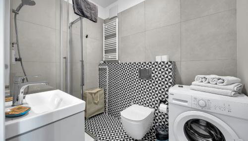 Praga Studio - 140m Metro, near PGE Narodowy Stadium - by Rentujemy - Foto 4, Shower