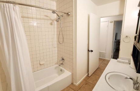 Centrally Located, 4x Queen, 300 MBPS Internet with Backyard! - Foto 12