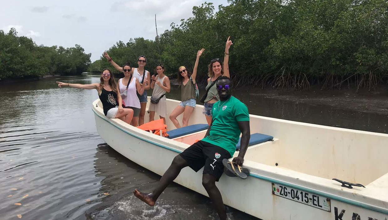 Disfrutando de un paseo en barca por tierras senegalesas