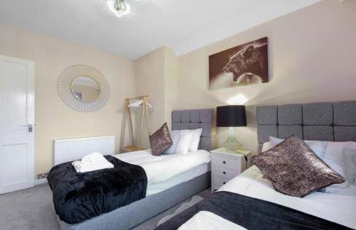 Family-Friendly 4-Bed near Parks & Transport Links - Foto 20