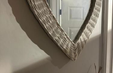 Cozy Four-Bedroom Home with Hot Tub, Garden, CONTRACTORS WELCOME - Close to Shops, Restaurants, Hospital and Park - Photo 32