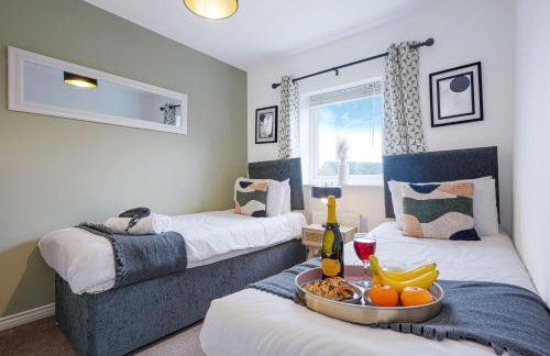 Charming House - Close to Shops & City Centre - Free Parking, Self-Check-In, Fast WiFi & Smart TV with Netflix by Yoko Property - Foto 9