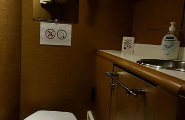 Sleep aboard a modern sailboat in Oeiras - Photo 16