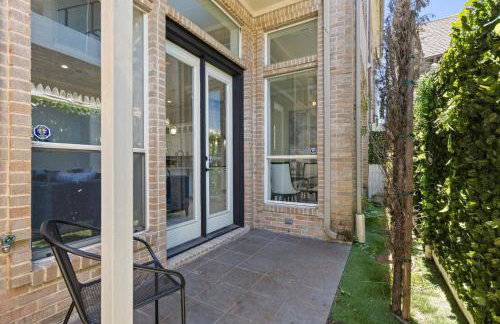 Luxury Oak Lawn Home | Game Room, Parking, Balcony - Foto 30