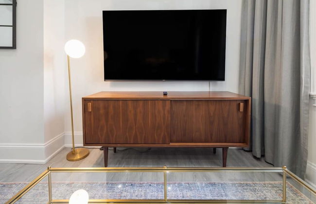 Sosuite Penthouse 1BR Apt w Arch Windows W D - Photo 5