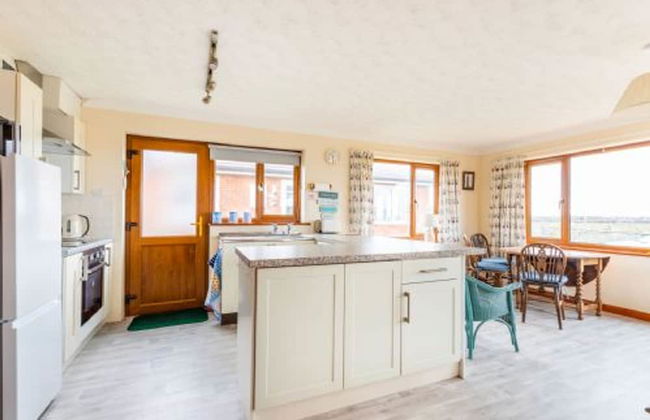 Host Stay Breezy Bungalow - Foto 13