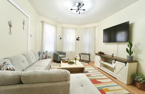 Cozy 4BD2BA Near Boston-Encore-T-Station and Diners - Photo 1