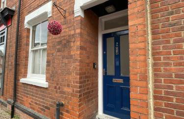 Victorian red-brick home in picturesque market town - Photo 2