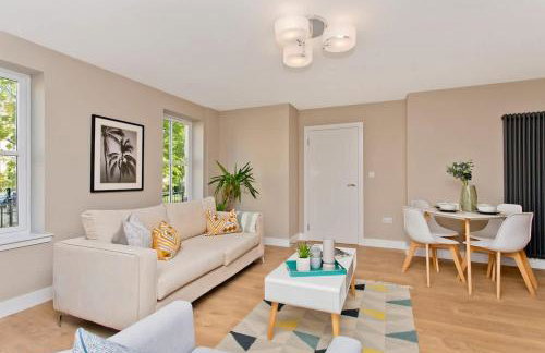 Modern Central 2 Bed Apartment with Parking - Foto 4