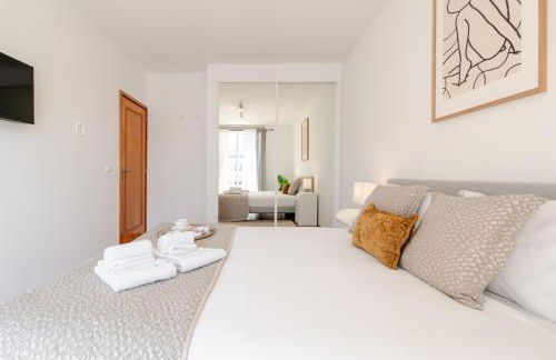 Bright Flat with Balcony & Garage by HostWise - Foto 11