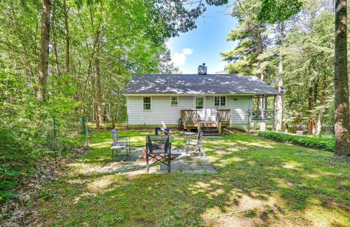 Becket Home with 3-Season Porch Walk to Lake Access - Foto 1