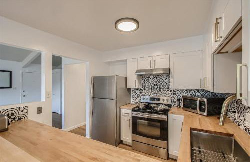 Natural Light, High-Vaulted Ceilings Apartment and Garage - Foto 8