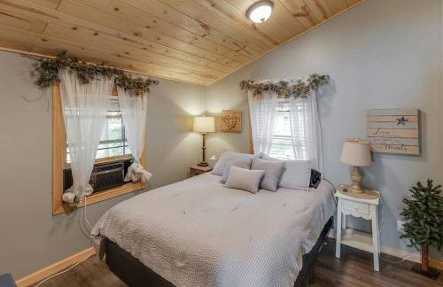 Cozy Home, Hot Tub, Dock, Kayaks, Swimming & More! - Photo 33