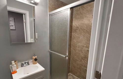 Cozy Modern Home with Large Fenced in Backyard - Foto 20