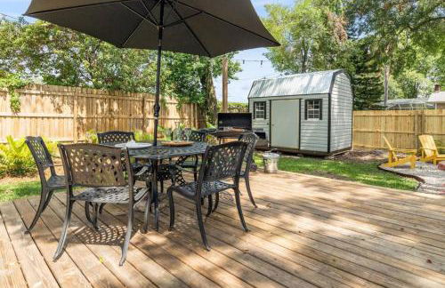 BeeKeeper's Inn - Beautifully Renovated 1929 Bungalow with 2 Bedrooms on Brick Street near Tampa's Attractions - Foto 24