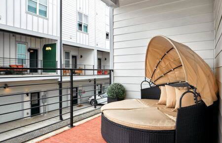 Hillsboro Village Rooftop Retreat with City Views, Sleep 12 with Gourmet Kitchen, Smart TVs & Garage, Walk to Vanderbilt, Pancake Pantry and Boutique Shopping, Minutes to Broadway, 12 South and The Parthenon, Perfect for Groups, 24Hr Hospitality - Foto 17