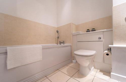 Spacious Apartment in Woking Town Centre - Photo 10