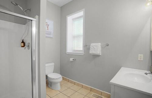 Spacious 3-Bedroom with King Bed & Prime Location - Foto 24