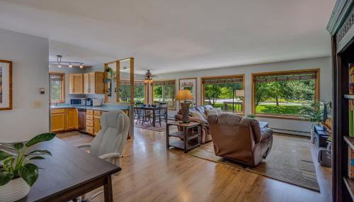 Happy Home - Cozy Retreat With Deck Near Downtown Carbondale - Photo 1