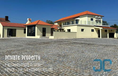 Arada Property - 4 Houses in 1 Private Property, Free Parking and Hot Tub - Foto 43