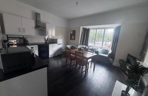 Large 4 Bedroom Sleeps 8, Spacious Apartment for Contractors and Holidays near Bedford Centre - 1 FREE PARKING SPACE & FREE WIFI - Foto 23