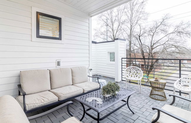 Monty by Avantstay 4bdr 4ba, Balcony w/ Outdoor Seating, 5mins to DT - Photo 32